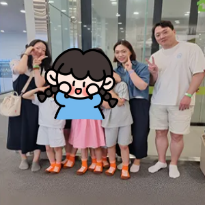 마술 공연을 관람하는 아이들